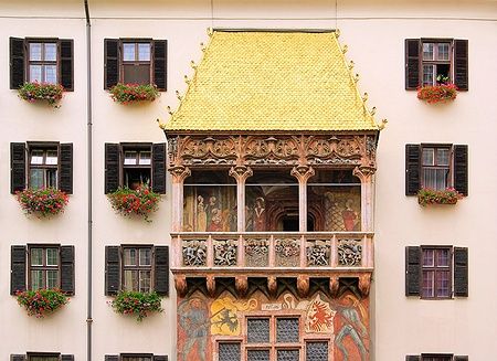 Il Tettuccio d'Oro a Innsbruck con tetto dorato e facciata decorata.