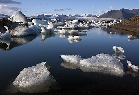 Iceberg galleggianti nella laguna glaciale di Jökulsárlón in Islanda.