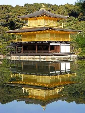 Il tempio Kinkakuji si riflette perfettamente in uno stagno a Kyoto.