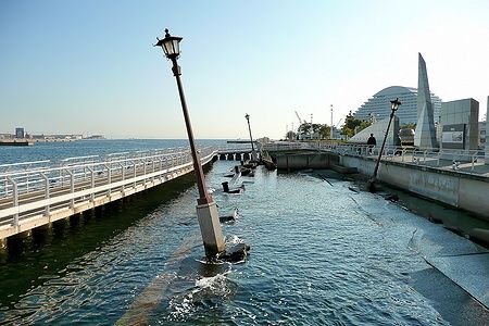 Porto distrutto al Kobe Earthquake Memorial Park con lampioni inclinati.