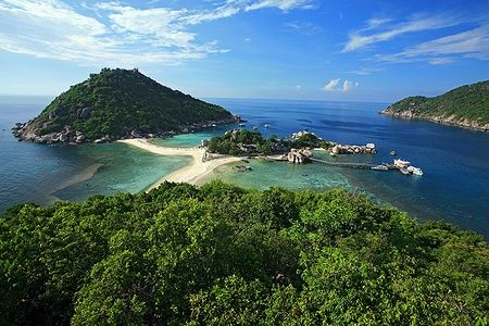 Vista panoramica su Koh Tao, Thailandia, con isola e spiagge bianche.