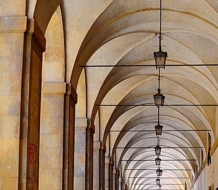 Colonnato di archi nella Loggia di Vasari ad Arezzo, Italia.