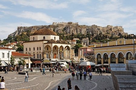 Monastiraki Square ad Atene con vista sull'Acropoli e il Parthenon.