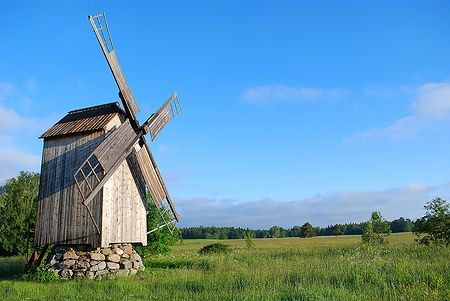 Mulino a vento di legno su un campo verde a Hiiumaa, Estonia.
