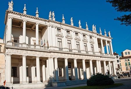 Palazzo Chiericati a Vicenza con colonne e statue in un giorno di sole.