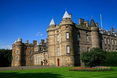 Il Palazzo di Holyroodhouse a Edimburgo, circondato da giardini.