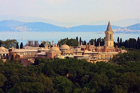 Il Palazzo Topkapi a Istanbul con il Bosforo sullo sfondo.