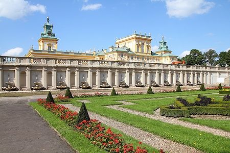 Il Palazzo Wilanów a Varsavia con i suoi giardini curati in una giornata di sole.