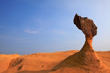 La Queen's Head Rock con il cielo blu a Yehliu National Park, Taiwan.