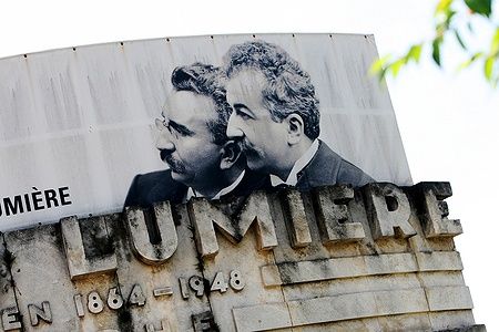 Striscione con ritratti di Auguste e Louis Lumière a Lione.