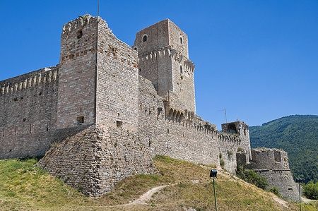 Rocca Maggiore ad Assisi in una giornata soleggiata.