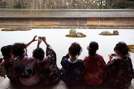 Donne in kimono al giardino zen del tempio Ryoanji, Kyoto.