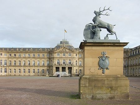 Schlossplatz a Stoccarda con il Nuovo Palazzo e una scultura di cervo.