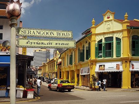 Serangoon Road nel quartiere Little India di Singapore, con edifici colorati e taxi.