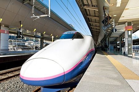 Treno Shinkansen alla stazione di Tokyo.