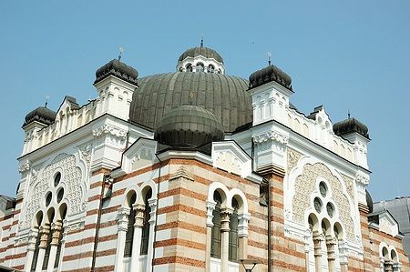 Vista esterna della Sinagoga di Sofia in stile moresco con grandi cupole.
