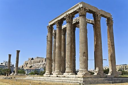 Tempio di Zeus Olimpio ad Atene con cielo blu e colonne maestose.