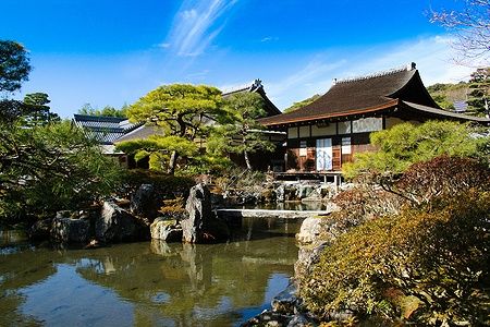 Togu-do nel giardino del tempio Ginkakuji a Kyoto, circondato da piante e stagno.