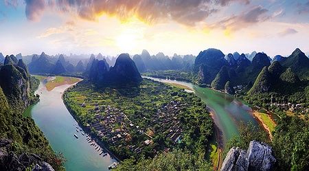 Panorama dei monti carsici e del fiume Li a Guilin, Cina, al tramonto.
