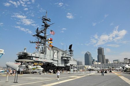 La portaerei USS Midway CV-41 nel porto di San Diego con grattacieli sullo sfondo.