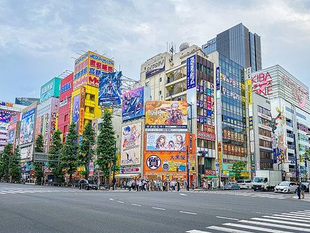 Edifici colorati e folla ad Akihabara, Tokyo.