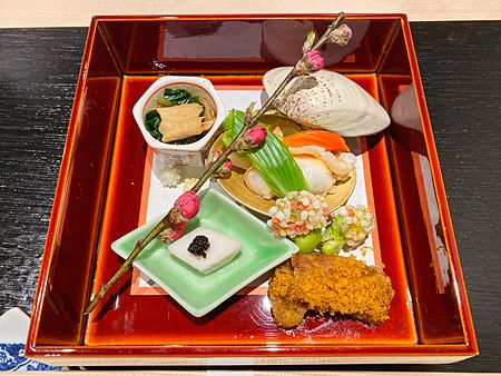 Piatto kaiseki con tempura e frutti di mare al ristorante Ise Sueyoshi a Tokyo.