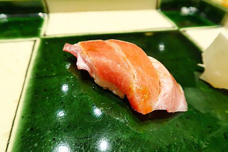 Nigiri di otoro servito su un piatto a riquadri verdi e crema presso il ristorante Ginza Kyubey a Tokyo.