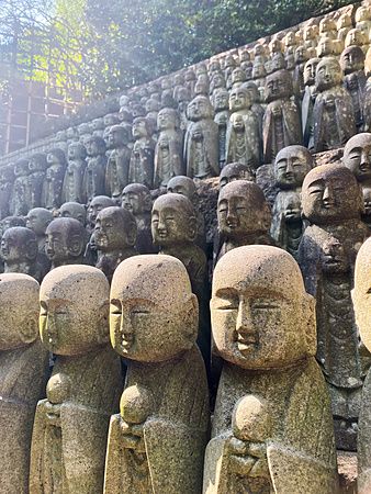 Statue di Jizo nei giardini del tempio Hasedera a Kamakura.