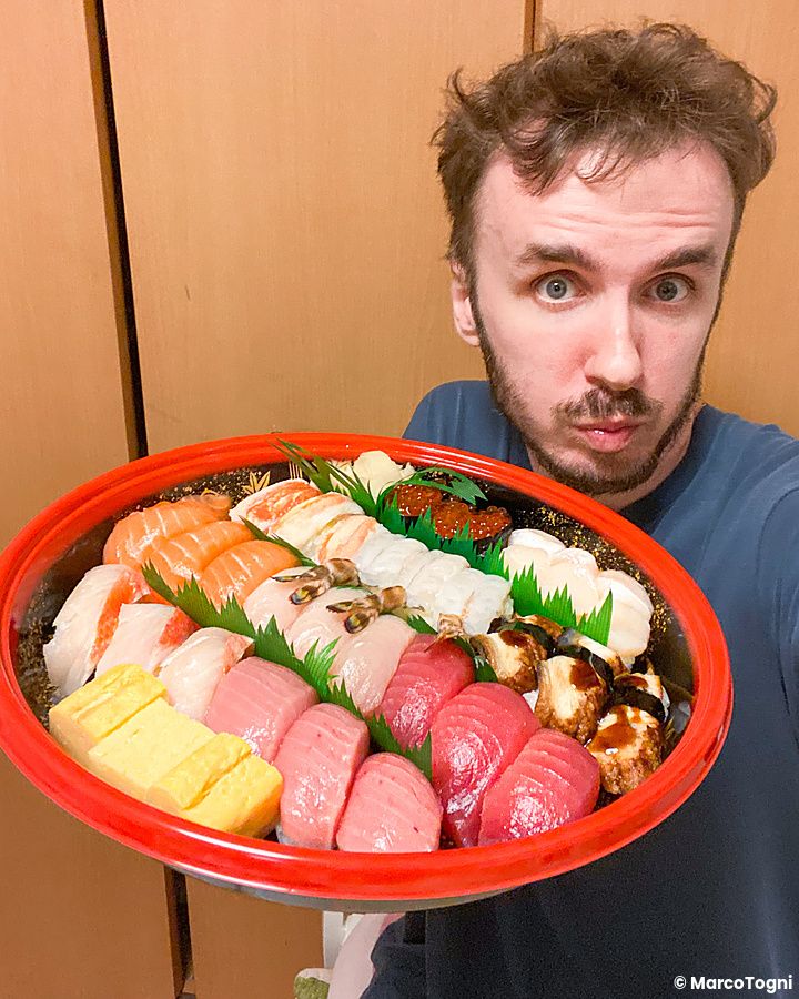 Marco Togni con piatto di sushi assortito.