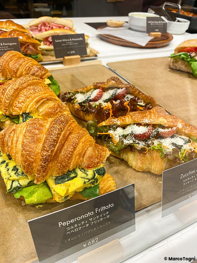 Cornetti farciti salati in bella mostra dietro il bancone vetrato dello Starbucks Reserve a Ginza.