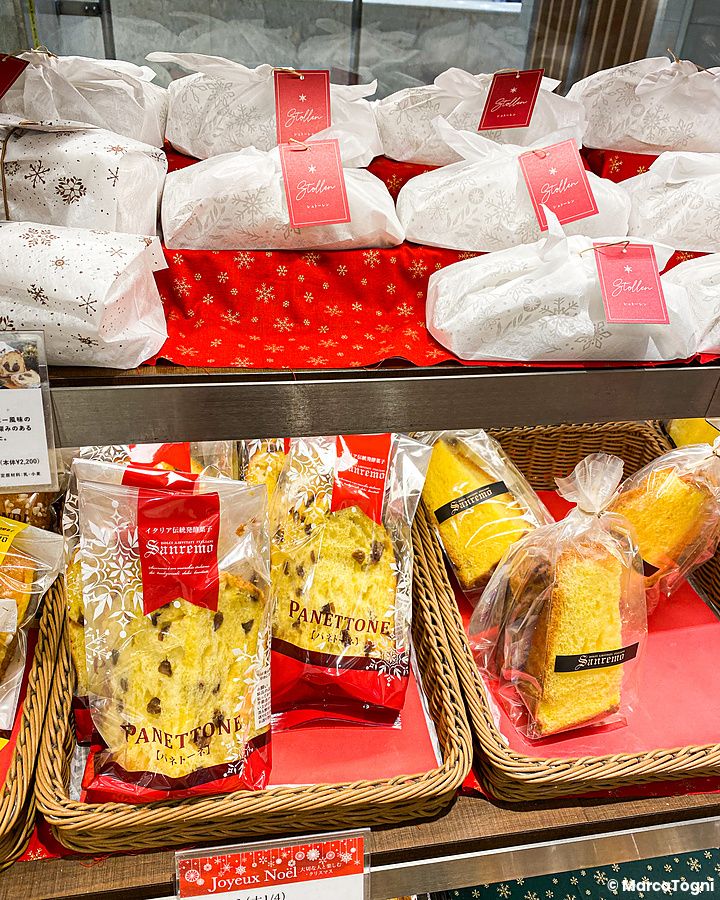 Panettoni e dolci natalizi nella vetrina di Donq a Tokyo.