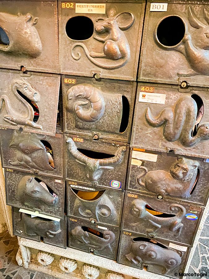 Cassette delle lettere a El Dorado a Waseda decorate con figure in rilievo degli animali dello zodiaco in metallo.
