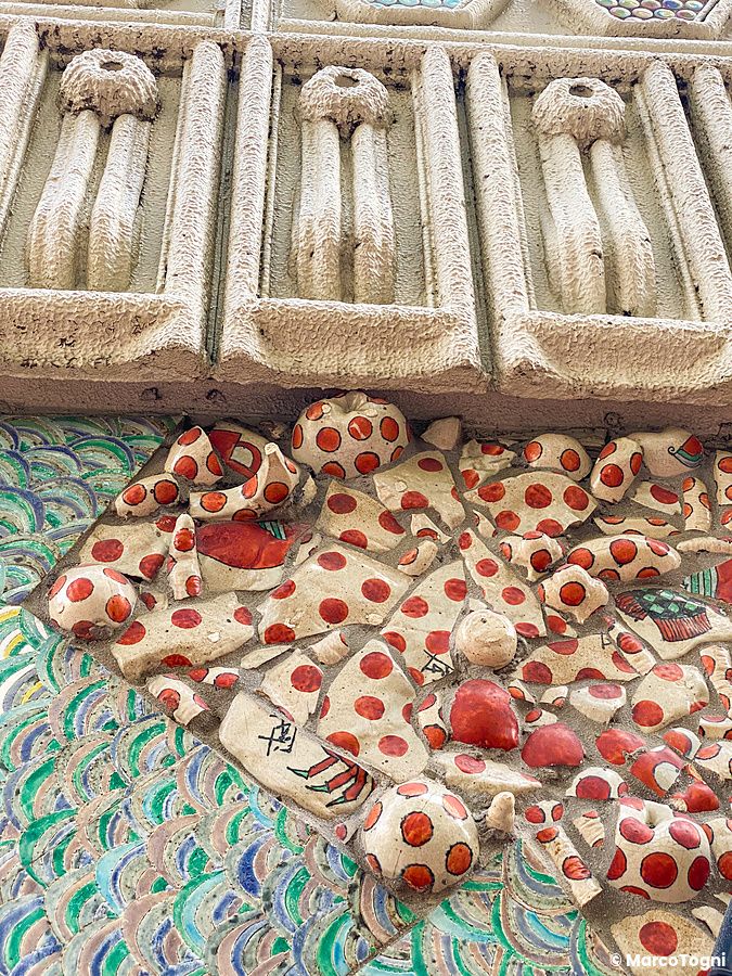 Dettaglio di un mosaico decorativo composto da frammenti di ceramica a pois rossi presso El Dorado a Waseda.