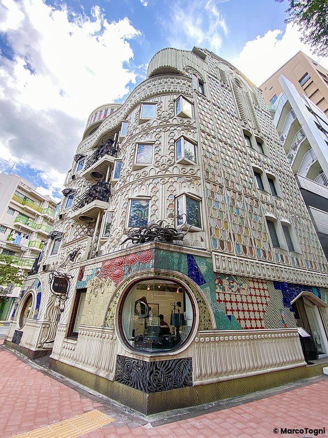 Facciata riccamente decorata dell'edificio El Dorado a Waseda a Tokyo con mosaici e vetrate sagomate sotto un cielo azzurro.