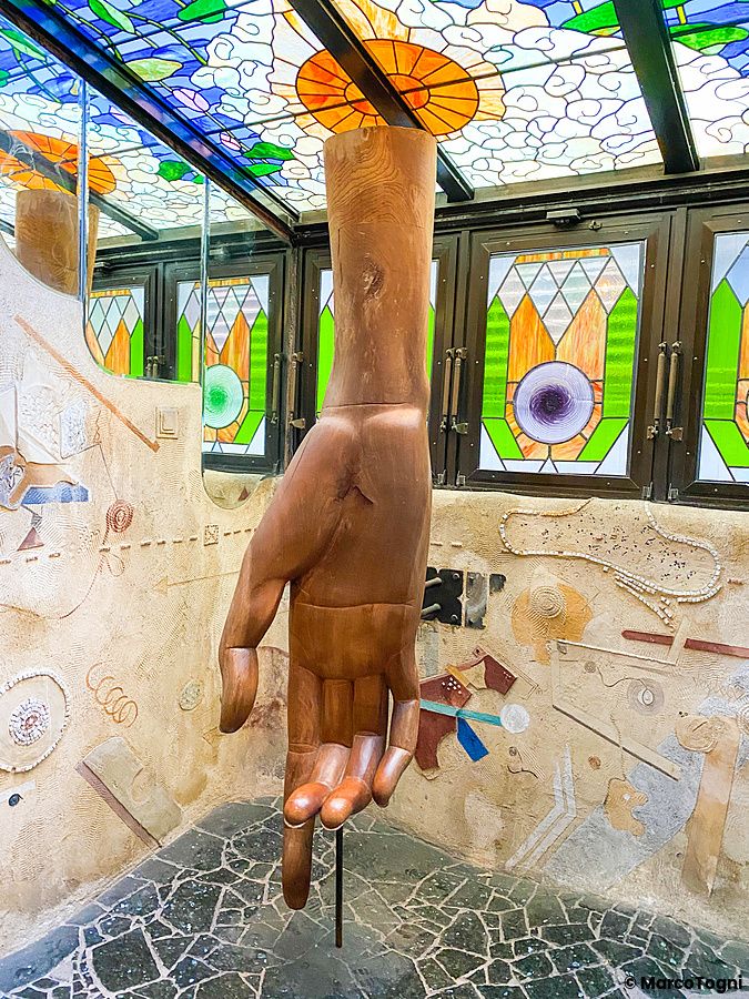 Una scultura in legno a forma di mano sospesa all'interno, al piano terra di El Dorado a Waseda.
