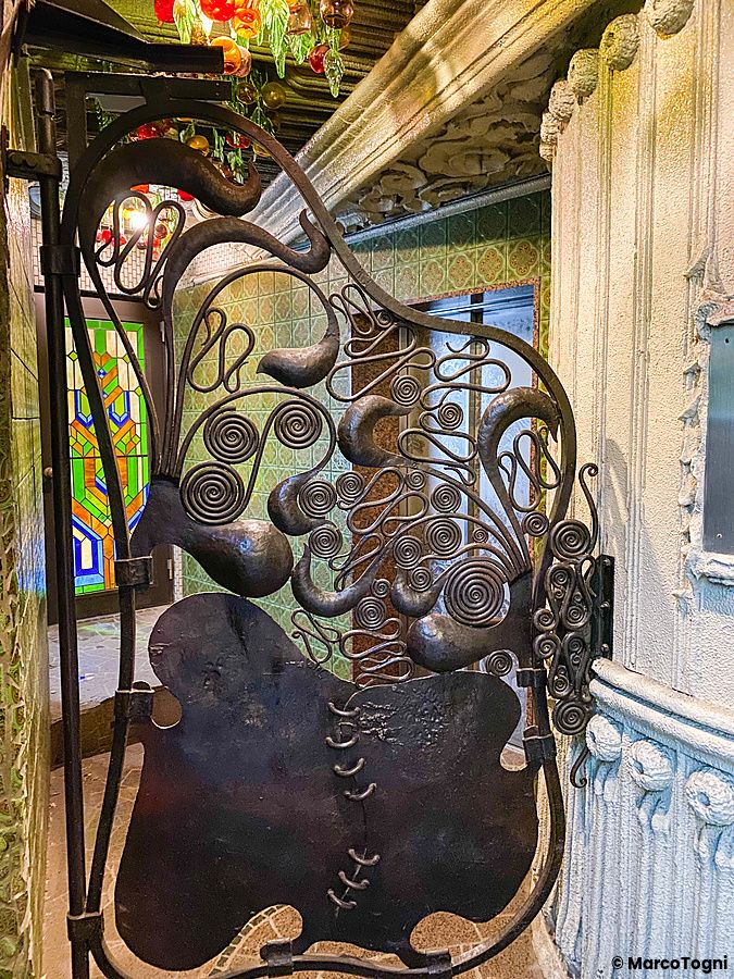 Dettaglio della porta in ferro battuto finemente lavorata con decorazioni a spirale presso El Dorado a Waseda a Tokyo.