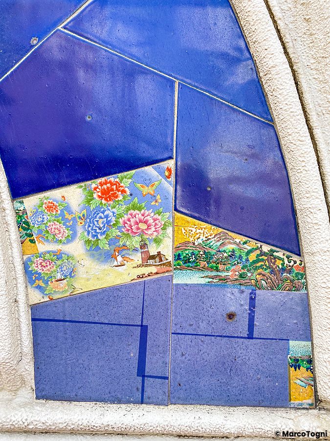 Dettaglio di piastrelle blu e decorazioni floreali dipinte sulla parete esterna di El Dorado a Waseda a Tokyo.