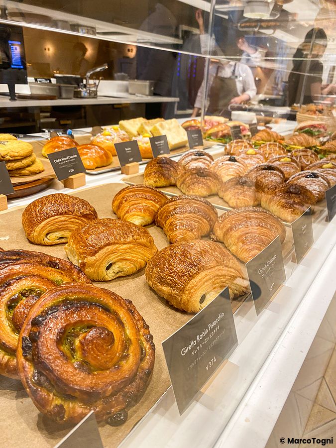 Una vetrina ricca di pasticceria artigianale esposta presso lo Starbucks Reserve a Ginza, a Tokyo.