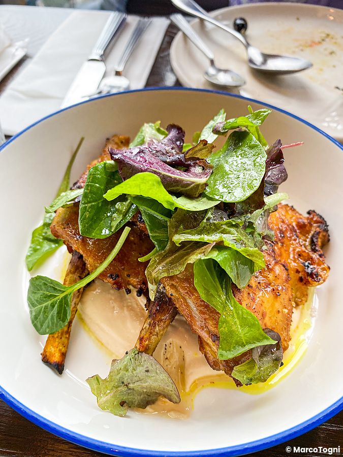 Piatto con costolette di agnello e insalata fresca servito al ristorante The Apollo nel quartiere di Ginza a Tokyo.