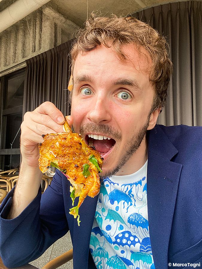 Marco Togni mangia una pietanza all'interno del ristorante THE APOLLO a Ginza.