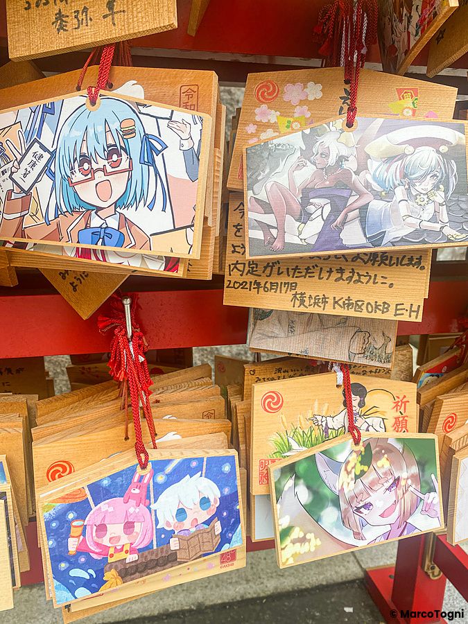 Tavolette votive in legno con illustrazioni anime appese al santuario Kanda Myojin di Tokyo.