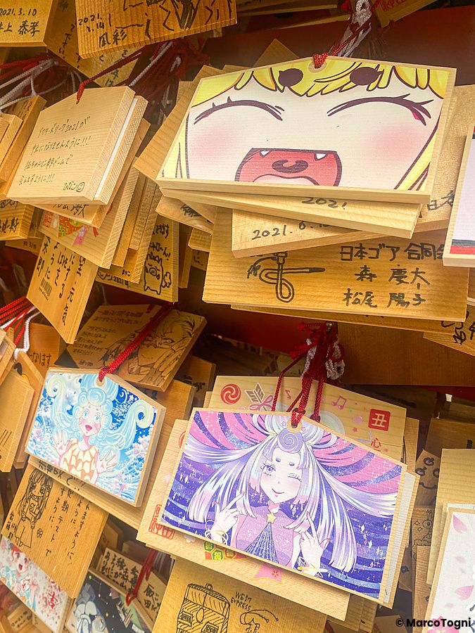 Tavolette votive in legno con disegni in stile manga appese presso il santuario Kanda Myojin a Tokyo.
