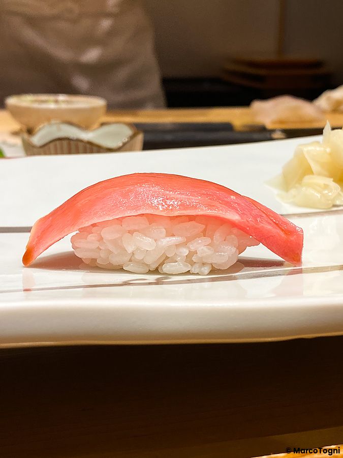 Nigiri di Chutoro su un piatto al Ginza Kyubey.