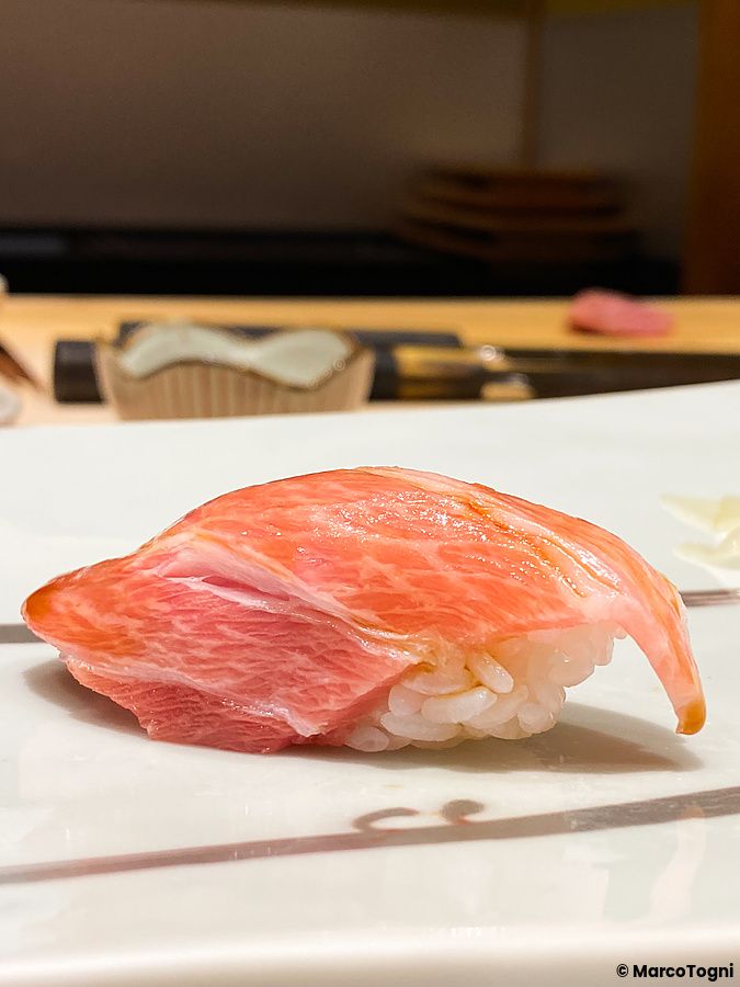 Nigiri di otoro al ristorante Ginza Kyubey di Tokyo su piatto bianco.