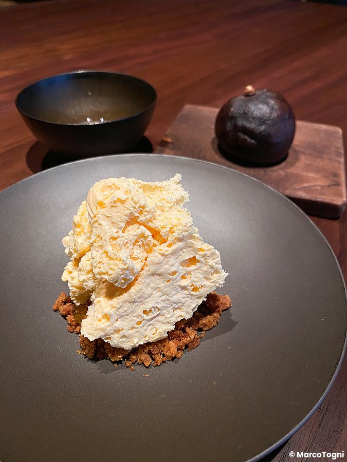 Dessert al bergamotto con meringa e scorza scottata servito nel ristorante La Cime a Osaka.