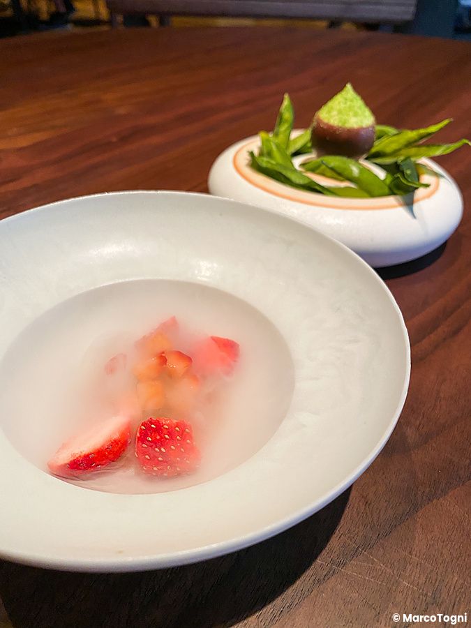 Piatto di fragole fresche con aceto di cacao e un dolce con fagioli verdi, cioccolato e anice a La Cime di Osaka.