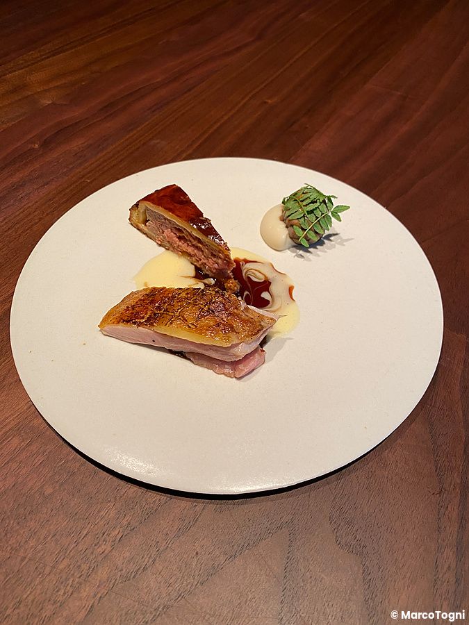Piatto di carne di faraona arrosto e in crosta con salse, patata, fungo shiitake e prezzemolo giapponese a La Cime.