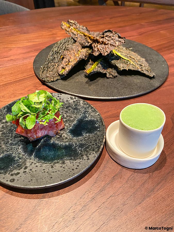 Un flan con ostrica e sedano, un french toast con funghi maitake, gamberi e wagyu, e foglie di cavolo con capasanta a La C...