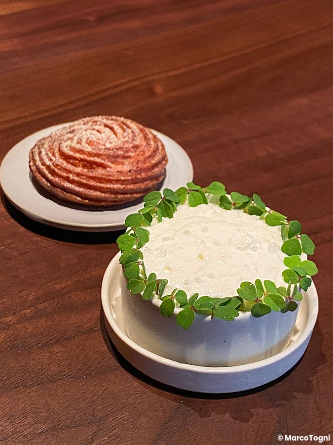 Una specie di yogurt salato al latte di capra con purè di pastinaca, foglie di ossalide e una girella salata a La Cime.