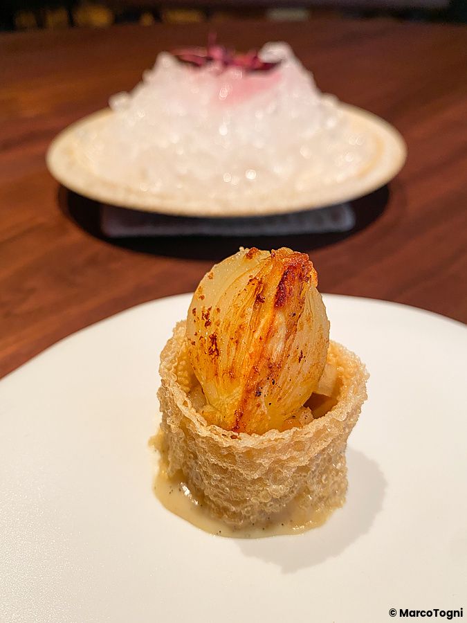 Uno yuba croccante con crema di tofu e mele servito in un piatto bianco al ristorante La Cime a Osaka.